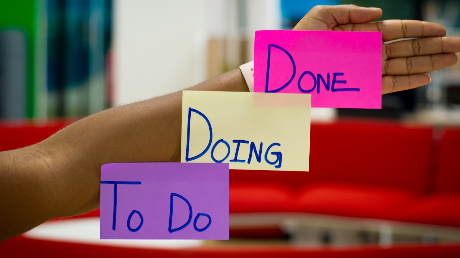 社媒运营全解析文章封面图 - 展示TikTok和Facebook应用界面在手机和电脑屏幕上同时运行，背景有社交媒体图标和增长箭头